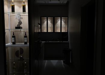 شاليه بجلسة تطل على مسبح خارجي 
