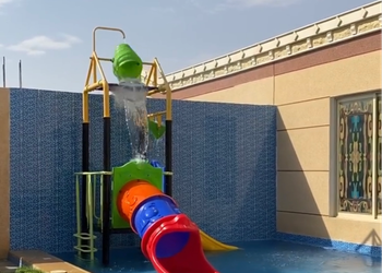 شاليه بجلسة خارجيه ومجلس داخلي