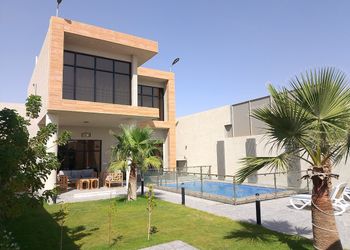 شاليه بجلسة تطل على مسبح خارجي 