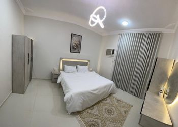 شقة بصالة جلوس وغرف نوم مريحة