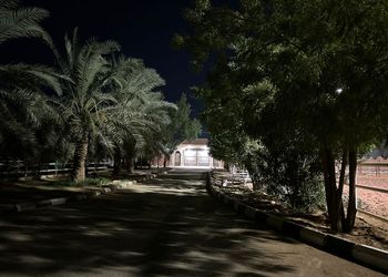 استراحة بجلسة مطلة على مسبح 