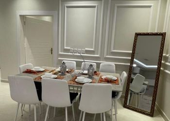 شاليه بمسطح اخضر وجلسة خارجية 