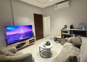 شقة بغرفة معيشة وغرفة نوم 