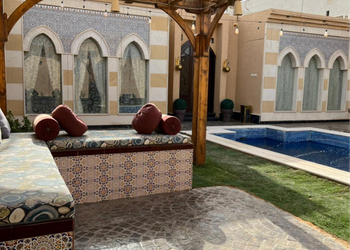 شاليه بمسطح اخضر واضاءة