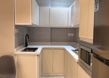 شقة بغرفتين نوم ومطبخ
