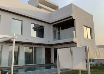 شاليه بجلسة تطل على مسبح خارجي 