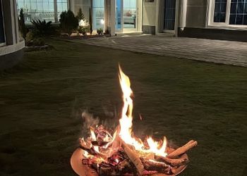 شاليه بجلسة خارجية ومسطح اخضر