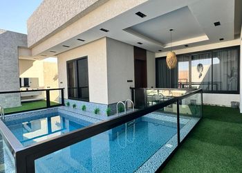 شاليه بتصميم مودرن ومسبح خارجي 