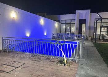 شاليه بمسطح اخضر وجلسة خارجية