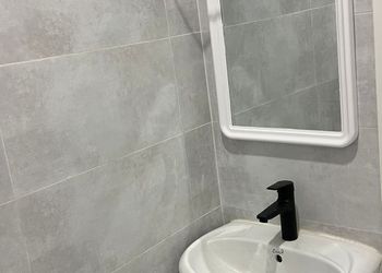 استديو بأثاث مريح وبسيط 