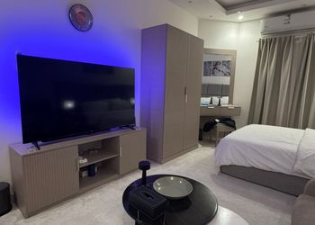 استديو بسرير ماستر وجلسة مريحة 