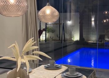 شاليه بصالةتطل على مسبح خارجي