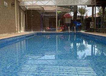 استراحة بمسبح داخلي ومسطح اخضر