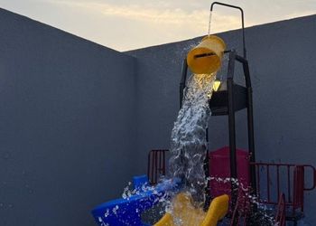 شاليه بجلسة خارجية وألعاب مائية 