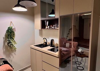 استديو بأثاث مريح وبسيط 