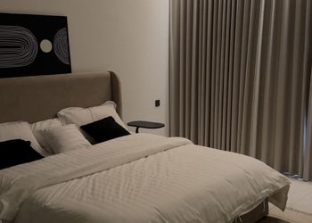 استديو بأثاث مريح وبسيط 