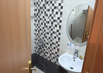 استديو بأثاث مريح وبسيط 