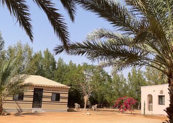 استراحة بصالة جلوس وغرفتين نوم 