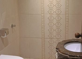 شقة بصالة جلوس وغرفتين نوم