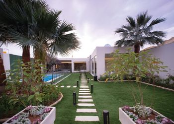 شاليه بمسطح اخضر