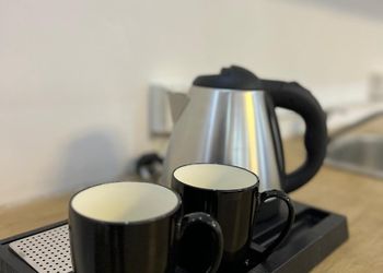 استديو بأثاث مريح وبسيط 