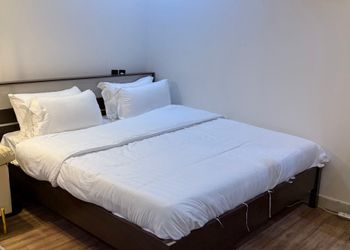 استديو بأثاث مريح وبسيط 