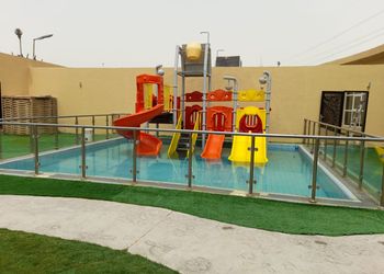 شاليه بمسطح اخضر وجلسة خارجية 