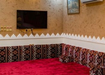 شاليه بمسطح اخضر وجلسة خارجية