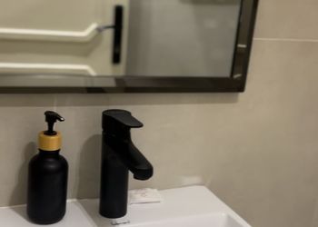 استديو بأثاث مريح وبسيط 