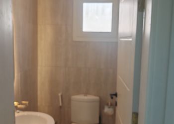 شقة بصالة وثلاث غرف نوم
