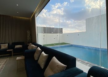 شاليه بمسطح اخضر ومسبح