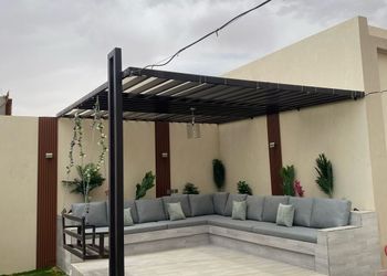 شاليه بجلسة خارجية ومسطح اخضر