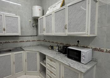 شقة بأثاث مريح وبسيط