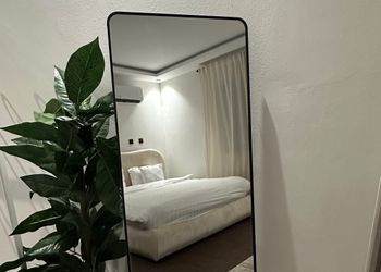استديو بأثاث مريح وبسيط 
