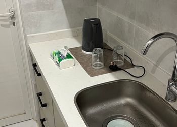 استديو بأثاث مريح وبسيط 