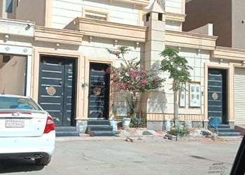 شقة بصالة مريحة وغرفتين نوم 