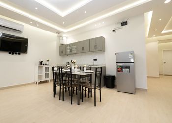شاليه بمسطح اخضر وجلسة خارجية 