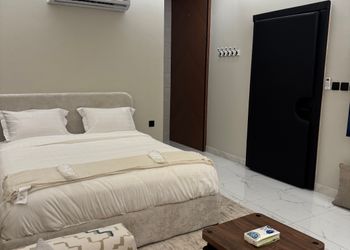 استديو بأثاث مريح وبسيط 