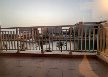 شقة بصالة مريحة وإطلالة مميزة 