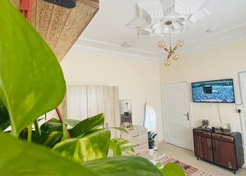 استديو بأثاث مريح وبسيط 