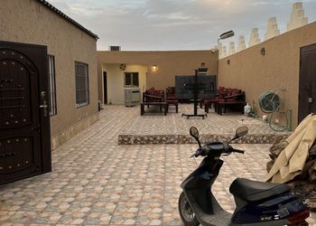 شاليه بجلسة خارجية ومطبخ