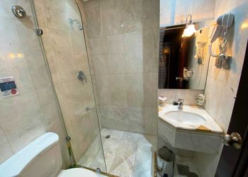 استديو بأثاث مريح وبسيط