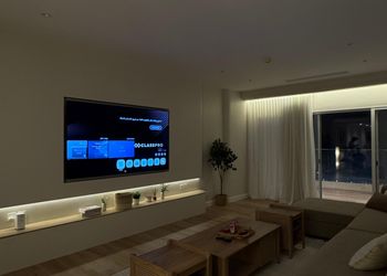 استديو بأثاث مريح وبسيط 