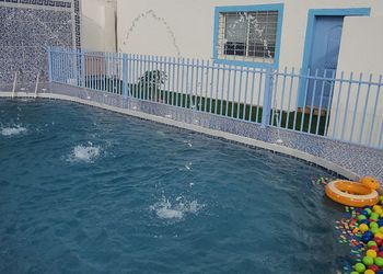 استراحة بإطلالة على مسبح وجبل