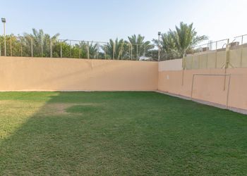 شاليه بملعب كرة قدم  إضاءة,ركن شواء