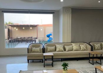 شاليه بمسطح اخضر ومسبح