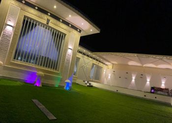 استراحة بمسطح اخضر وجلسه خارجيه