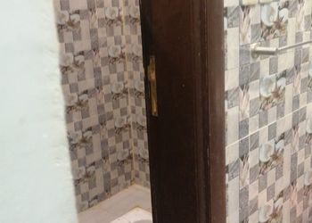 استراحة بمجلس واسع ومسطح اخضر 
