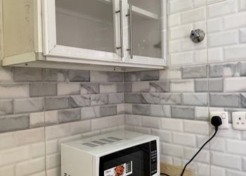 شاليه بمسطح اخضر ومسبح 