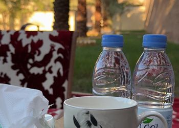 مزرعة بجلسة خارجية واسطبل خيل